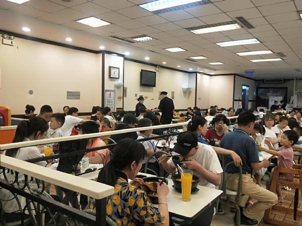 康德專(zhuān)注于食品調(diào)味料已十八年有余，一直注重出品的安全、穩(wěn)定，強(qiáng)調(diào)給商家?guī)?lái)廚師便捷,出品穩(wěn)定，減少能耗，安全有保障！歡迎有意合作老板質(zhì)詢(xún)來(lái)工廠(chǎng)考察！